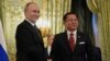 ရုရှားသမ္မတ Vladimir Putin က မြန်မာစစ်ခေါင်းဆောင် ဗိုလ်ချုပ်မှူးကြီးမင်းအောင်လှိုင်ကို ကရင်မလင်နန်းတော်မှာ လက်ခံတွေ့ဆုံစဥ်။ (မတ်လ ၄၊ ၂၀၂၅) 