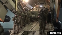 Pripadnici ruskih snaga iskrcavaju se iz vojnog aviona na aerodromu u Kazahstanu (Foto: Ministarstvo odbrane Rusije, Rojters) 