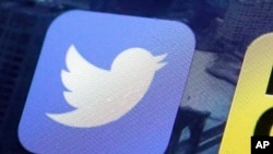 Aplikasi Twitter di layar iPhone di New York. (Foto:Dok)