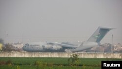 Воениот авион, кој слета во услови на засилени безбедносни мерки, донесе 104 депортирани, јавуваат медиумите.