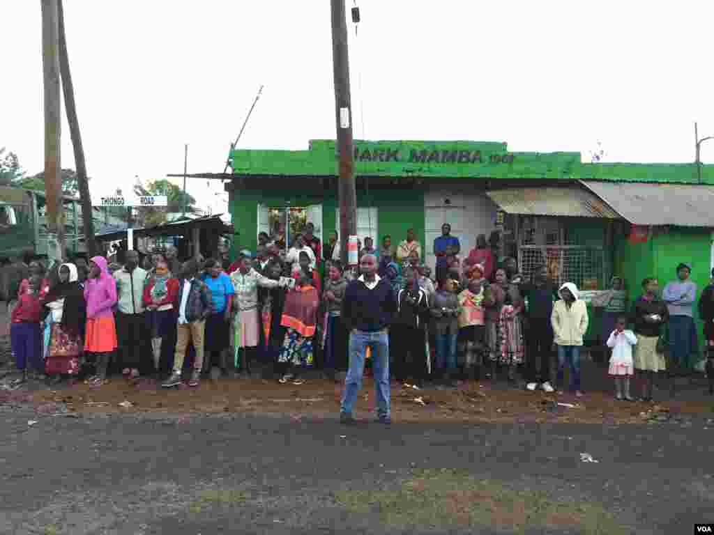 Jama'a Na Jiran Isowar Fafaroma A Kangemi Kasar Kenya, Nuwamba 27, 2015. 