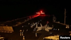 Avion polijeće kako bi izveo napad na Huti pobunjenike u Jemenu, 12. januara 2024. (Foto: Centralna komanda SAD/Eks/Rojters)