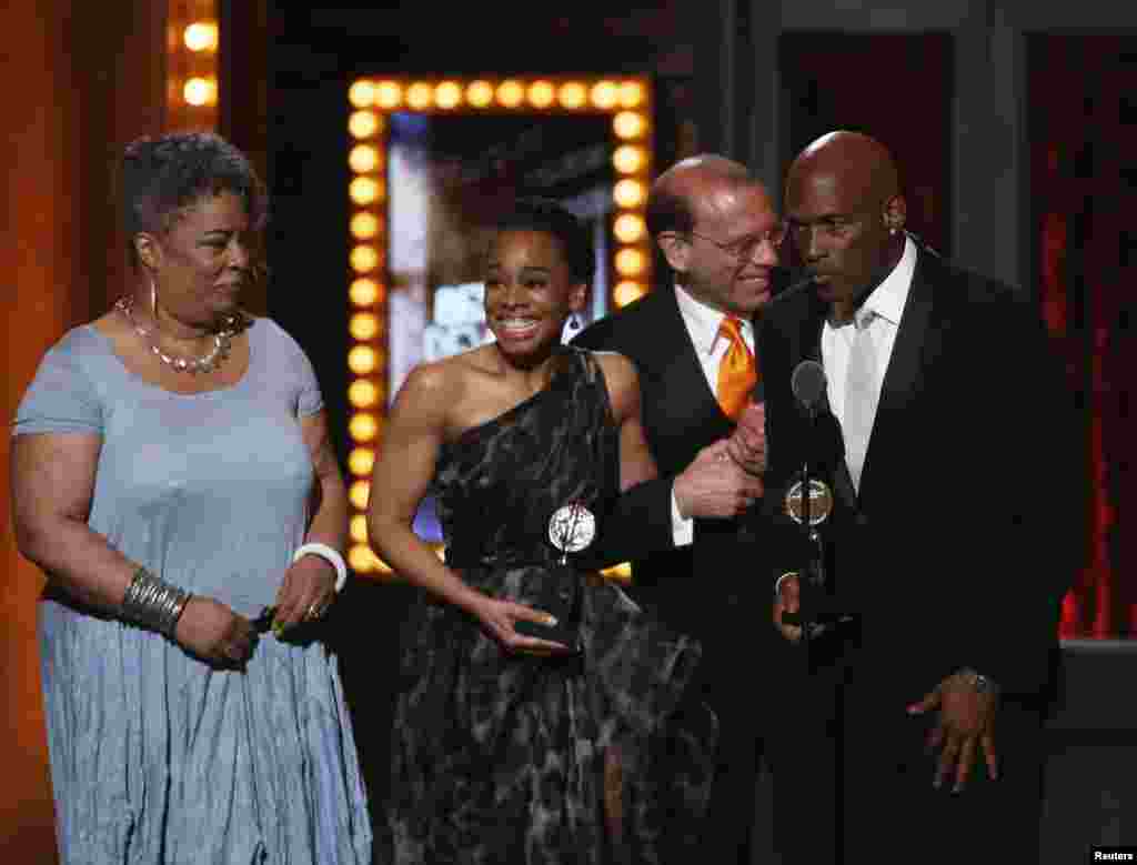 Artis pendukung dan kru pertunjukan "A Raisin in the Sun" menerima penghargaan "Best Revival" dalam malam penghargaan tahunan untuk insan teater di Amerika "Tony Awards" ke-68 di Radio City Music Hall, New York (8/6).