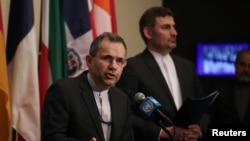Duta Besar Iran untuk PBB Majid Takht-Ravanchi berbicara kepada media di luar ruangan Dewan Keamanan PBB di markas PBB di New York, 24 Juni 2019.