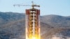 지난달 7일 북한 동창리 발사장에서 북한의 '광명성' 로켓이 솟아오르고 있다.