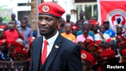 Muzirač koji je postao političar u Ugandi, Robert Kjagulani, poznat kao Bobi Vajnd, stiže na konferenciju za štampu u Kasangatiju, Kampala, Uganda, 24. jula 2019. (Foto: Rojters)