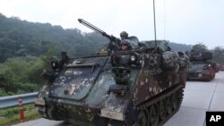 미 육군 제2보병사단 제2기갑여단 소속 병력이 지난 2017년 9월 한국 포천에서 열린 미한연합훈련에 참가 중이다.