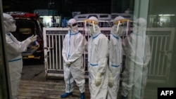 PPE ဝတ်စုံဝတ် ပရဟိတလုပ်သားများကို ရန်ကုန်မြို့ရှိ ရပ်ကွက်တခုတွင် တွေ့ရ။ (အောက်တိုဘာ ၀၉၊ ၂၀၂၀)