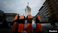 
Para biarawati berkumpul di dekat tempat peringatan dadakan di luar Rumah Sakit Gemelli di Roma, tempat Paus Fransiskus dirawat karena pneumonia ganda, 8 Maret 2025. (Foto: Vincenzo Livieri/Reuters)