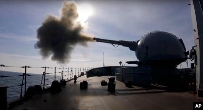 Na ovoj fotografiji preuzetoj sa video snimka koji je dostavila pres-služba Ministarstva odbrane Rusije, top postavljen na ruski ratni brod puca tokom pomorske vježbe u Crnom moru, 18. februara 2022.