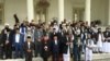 Para ulama dari Indonesia, Pakistan, dan Afghanistan yang menghadiri konferensi trilateral pada saat membacakan Bogor Ulema Declaration of Peace (Deklarasi Ulama untuk Perdamaian) di Istana Kepresidenan Bogor, Jawa Barat, 11 Mei 2018 (Foto: VOA/Ahadian Ut
