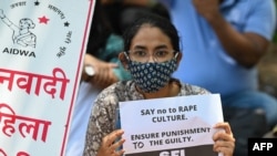 Para aktivis dari Federasi Pelajar India dan Asosiasi Perempuan Demokrat India memegang poster dalam demo memprotes dugaan perkosaan dan pembunuhan anak perempuan di New Delhi, Rabu, 4 Agustus 2021. (Foto: Prakash Singh/AFP)