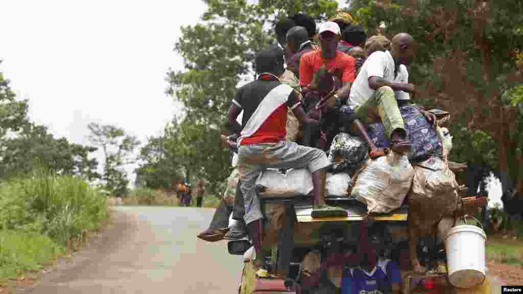People pile on a vehicle on a road between the village of Zawa and the town of Yaloke, Central African Republic, April 8, 2014.