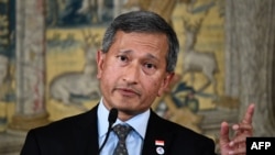 စင်္ကာပူ နိုင်ငံခြားရေးဝန်ကြီး Vivian Balakrishnan က ၁၄ ကြိမ်မြောက် ASEM နိုင်ငံခြားရေးဝန်ကြီးများအစည်းအဝေးတွင် မိန့်ခွန်းပြောကြားစဉ် (ဓာတ်ပုံ - OSCAR DEL POZO / AFP) 