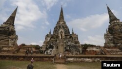 FILE - Tourists walk at the ruins of the ancient capital of Ayutthaya, Thailand, Dec. 25, 2015. International tourist arrivals in Thailand are expected to reach a record high in 2016, the tourism minister said on Jan. 6, 2016, after nearly 30 million fore