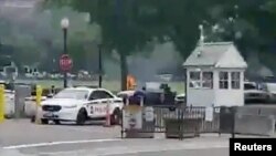 El portavoz del Servicio Secreto, Jeffrey Adams, dijo en un comunicado que la persona fue transportada a un hospital local, pero no ofreció detalles sobre su estado. Photo: video grab from KRISJAN BERZINS /via REUTERS.