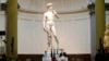 Arhivska fotografija statue Davida, prilikom posete nemačke kancelarke Angele Merkel italijanskom premijeru Mateu Renziju (Foto:AP/Antonio Calanni)