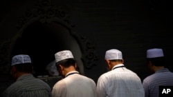 مسلمانان چینایی هنگام ادای نماز عید فطر در یکی از مساجد این کشور