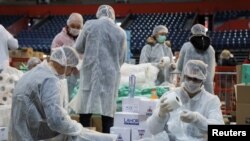 Volonteri pomažu da se spakuju kutije s pomoći za starije građane Beograda, kojima je zabranjeno da izađu napolje zbog epidemije koronavirusa (Foto: Reuters/Feđa Grulović)