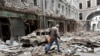 Sejumlah bangunan hancur di Kota Kharkiv, kota terbesar kedua di Ukraina, setelah dibombardir oleh pasukan militer Rusia pada 3 Maret 2022. (Foto: AFP/Sergey Bobok)