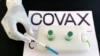 Seorang perawat bersiap memberikan vaksinasi COVID-19 produksi AstraZeneca / Oxford di bawah skema COVAX, di Rumah Sakit Umum Eka Kotebe, Addis Ababa, Ethiopia, 13 Maret 2021. (REUTERS / Tiksa Negeri)