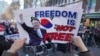 Pendukung dari Presiden Korea Selatan yang dimakzul;kan, Yoon Suk Yeol, membawa poster berisi dukungan terhadap Yoon dalam aksi demo di Mahkamah Konstitusi di Seoul, pada 13 Februari 2025. (Foto: AP/Lee Jin-Man)