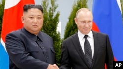 김정은 북한 국무위원장과 푸틴 러시아 대통령이 지난 2019년4월 블라디보스토크 루시크섬 극동연방대학에서 정상회담에 앞서 악수를 하고 있다. (자료사진) 