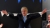 ທ່ານ ກຽທ ວິລເດີສ໌ (Geert Wilders), ຜູ້ນຳຝ່າຍຂວາຈັດຊາວດັດຈ໌ ແລະຜູ້ນຳພັກເສລີພາບ ພົບກັບບັນດາສະມາຊິກພັກຂອງທ່ານ ຢູ່ທີ່ ລັດຖະສະພາເນເທີແລນ ຫຼັງຈາກຊະນະການເລືອກຕັ້ງລັດຖະສະພາ ໃນນະຄອນ ເຮັກ (Hague) ປະເທດເນເທີແລນ ວັນທີ 23 ພະຈິກ 2023.