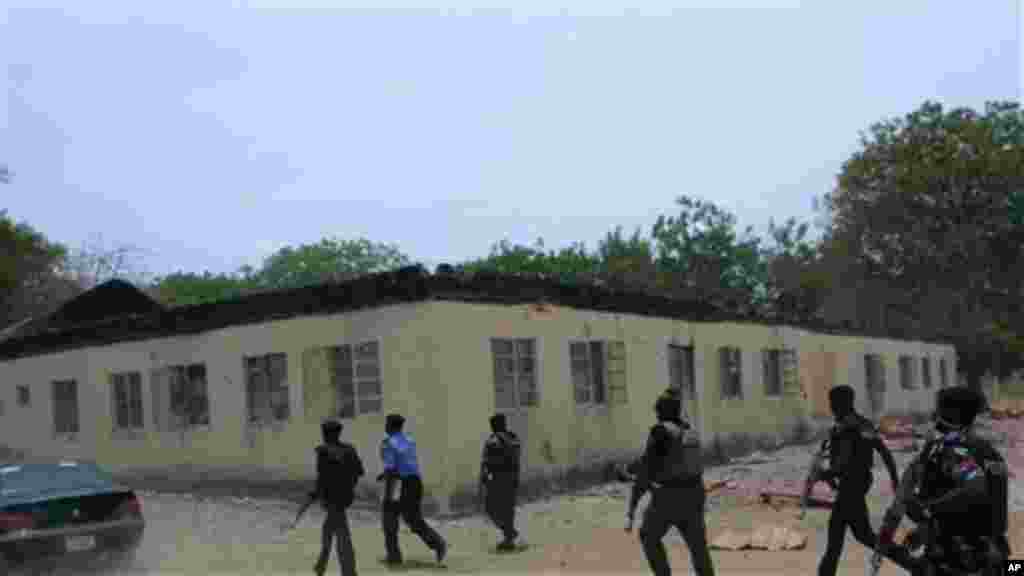 Jami’an tsaro sun wuce ta gaban makarantar sakandare na Chibok,inda ‘yan bindiga suka sace fiye da dalibai dari biyu.An dauki hoton nan 21 ga Afrilu 2014.
