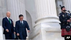 Президент Джо Байден і спікер Палати представників Майк Джонсон на сходах Капітолія у День святого Патріка, 15 березня 2024 року. (Фото: AP Photo/Jose Luis Magana)