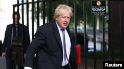 Boris Džonson ispred Dauning strita