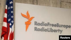 Arhiva - Simbol Radija Slobodna Evropa pored zastave SAD u glavnoj kancelariji u Pragu, Češka Republika, 5. oktobra 2005.