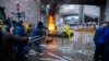 Para petani membakar sampah dan ban saat menggelar demonstrasi di luar Parlemen Eropa di tengah berlangsungnya KTT Uni Eropa di Brussels, Kamis, 1 Februari 2024. (Foto: AP)