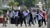 Mahasiswa melemparkan batu ke arah polisi dalam aksi protes atas dugaan pemerkosaan di kampus di Punjab, Rawalpindi, Pakistan, 17 Oktober 2024.