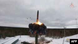 Кадр із роздаткового відеоматеріалу, оприлюдненого Міністерством оборони Росії 1 березня 2024 року, який нібито показує випробування міжконтинентальної балалістичної ракети, що належить силам ядерного стримування РФ.