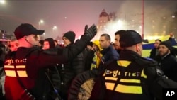 Dalam gambar yang diambil dari video, polisi mengawal pendukung Maccabi Tel Aviv ke stasiun metro yang membawa mereka ke stadion Ajax, setelah pendukung pro-Palestina berbaris di dekat stadion, di Amsterdam, Belanda, 7 November 2024. (AP Photo InterVision)