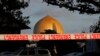 Seorang polisi berdiri di depan masjid Al Noor di Christchurch, Selandia Baru, (17/3) pasca insiden penembakan massal, Jumat, 15 Maret 2019. (Foto: dok).