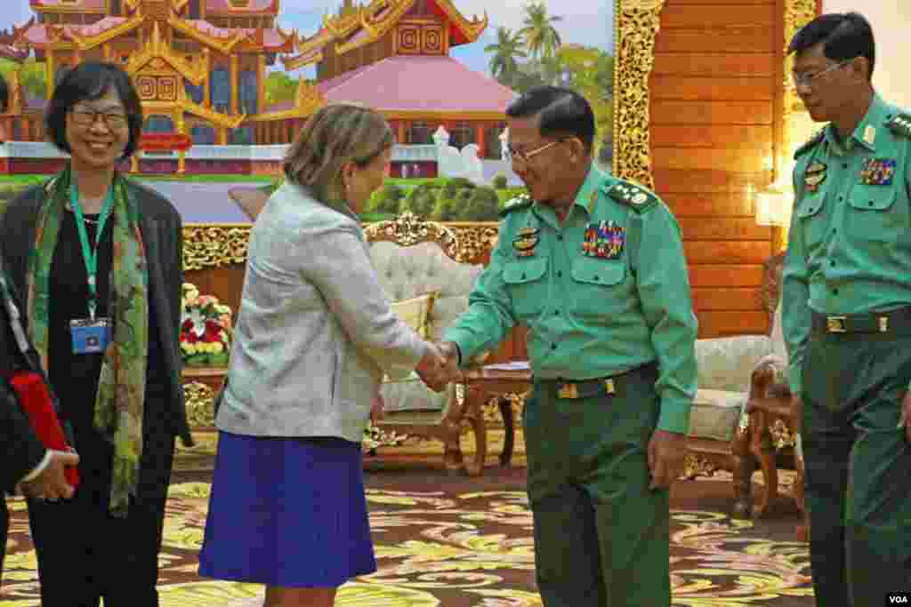 ဗွီအိုအေ ညွန်ကြားရေးမှုး နှင့် မြန်မာတပ်မတော်ကာကွယ်ရေးဦးစီးချုပ် ဗိုလ်ချုပ်မှုးကြီးမင်းအောင်လှိုင်တို့တွေ့ဆုံ 