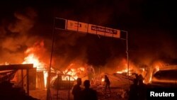 Kebakaran tampak berkobar menyusul serangan udara Israel di wilayah kamp pengungsi Palestina, di Rafah, Jalur Gaza selatan, Minggu (26/5). 