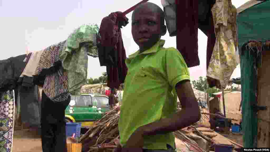 Abubakar Abuba Mai Shekaru Goma Sha Biyu Da Haihuwa Ya Gudo Daga Jahar Barno Bayan Harin Da 'Yan Kungiyar Boko Haram Suka Kai Masu, Yanzu Yana Zama A Sansanin 'Yan Gudun Hijirar Kuchugori A Abuja Najeriya. 