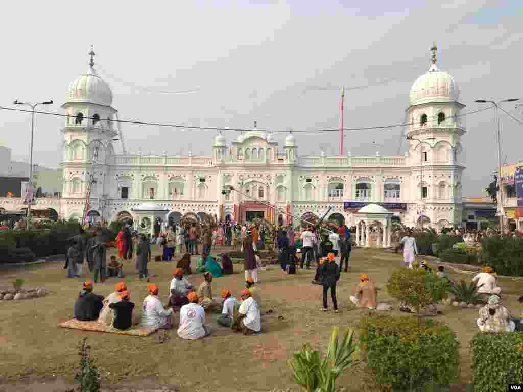 سکھ مت کے بانی اور پہلے گرو بابا گرو نانک کرتارپور میں دفن ہیں۔ ان کا انتقال 1539 میں کرتار پور میں ہوا تھا۔