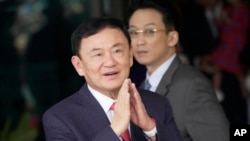 แฟ้ม - อดีตนายกฯ ทักษิณ ชินวัตร เดินทางถึงสนามบินดอนเมือง กรุงเทพฯ ประเทศไทย เมื่อ 22 ส.ค. 2023 (AP Photo/Sakchai Lalit, File)