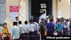 ဧပြီ ၁ ရက်နေ့ကကျင်းပတဲ့ ၂၀၁၇ ကြားဖြတ်ရွေးကောက်ပွဲ မဲပေးမည့်သူများ (ဓါတ်ပုံ MOI)