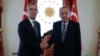 Sekjen NATO Jens Stoltenberg (kiri) melakukan pembicaraan dengan Presiden Turki Recep Tayyip Erdogan untuk membahas upaya Swedia untuk bergabung ke aliansi NATO, di Istanbul, Turki hari Minggu (4/6). 