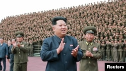 평양에서 김정은 북한 국방위 제1위원장이 강원도 원산에 완공된 육아원과 고아원을 방문하고 군인 건설자들과 기념 사진을 찍었다고 노동신문이 지난달 3일 보도했다. (자료사진) 