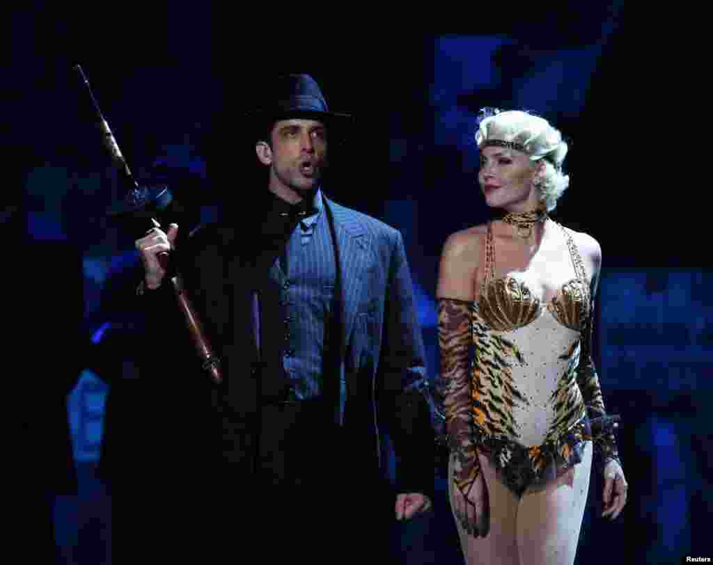 Para pendukung "Bullets Over Broadway" tampil di acara tahunan untuk insan teater Amerika "Tony Awards" di Radio City Music Hall, New York (8/6).