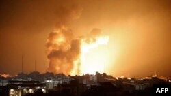 Api dan asap membubung ke udara saat serangan udara Isdael ke Kota Gaza, Minggu, 8 Oktober 2023. (Foto: Eyad Baba/AFP)