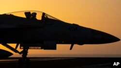Архівне фото - Винищувач маневрує на палубі USS Dwight D. Eisenhower у Червоному морі, 11 червня 2024 року.
