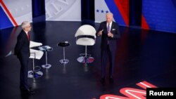조 바이든(오른쪽) 미국 대통령이 21일 메릴랜드주 볼티모어에서 열린 CNN 타운홀에서 발언하고 있다. 왼쪽은 진행자 앤더슨 쿠퍼. 