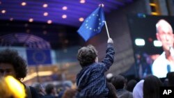 Dečak maše zastavom EU u Briselu